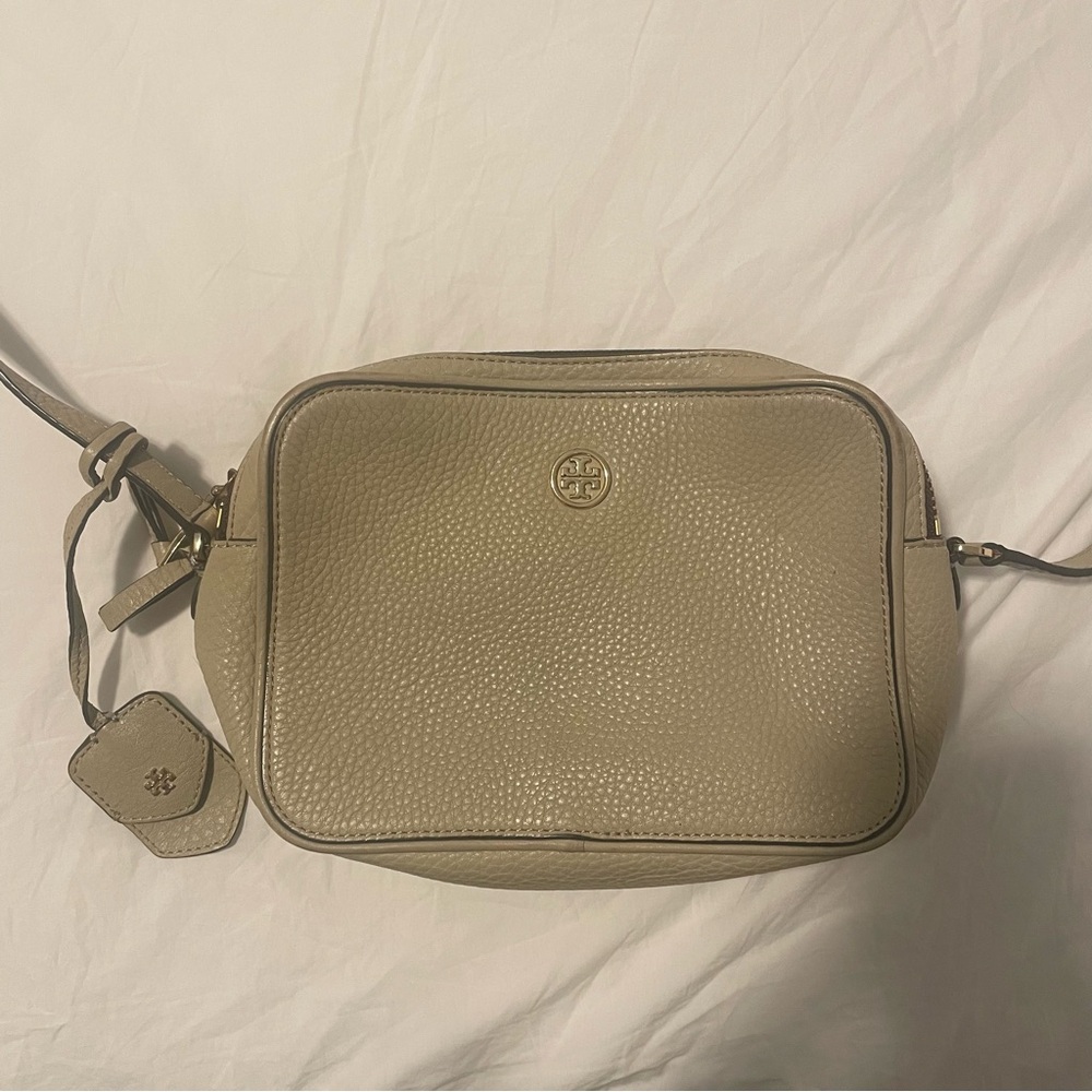 Tory Burch Robinson Pebbled Double-Zip Crossbody Purse in Beige - Picture 4 of 14